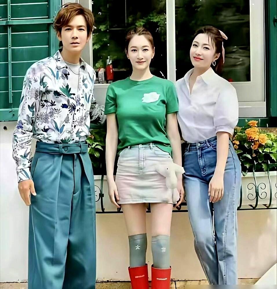 李小冉身边那个穿破洞牛仔裤的素人，有点东西。明星合影，大家都懂，普通人站旁边