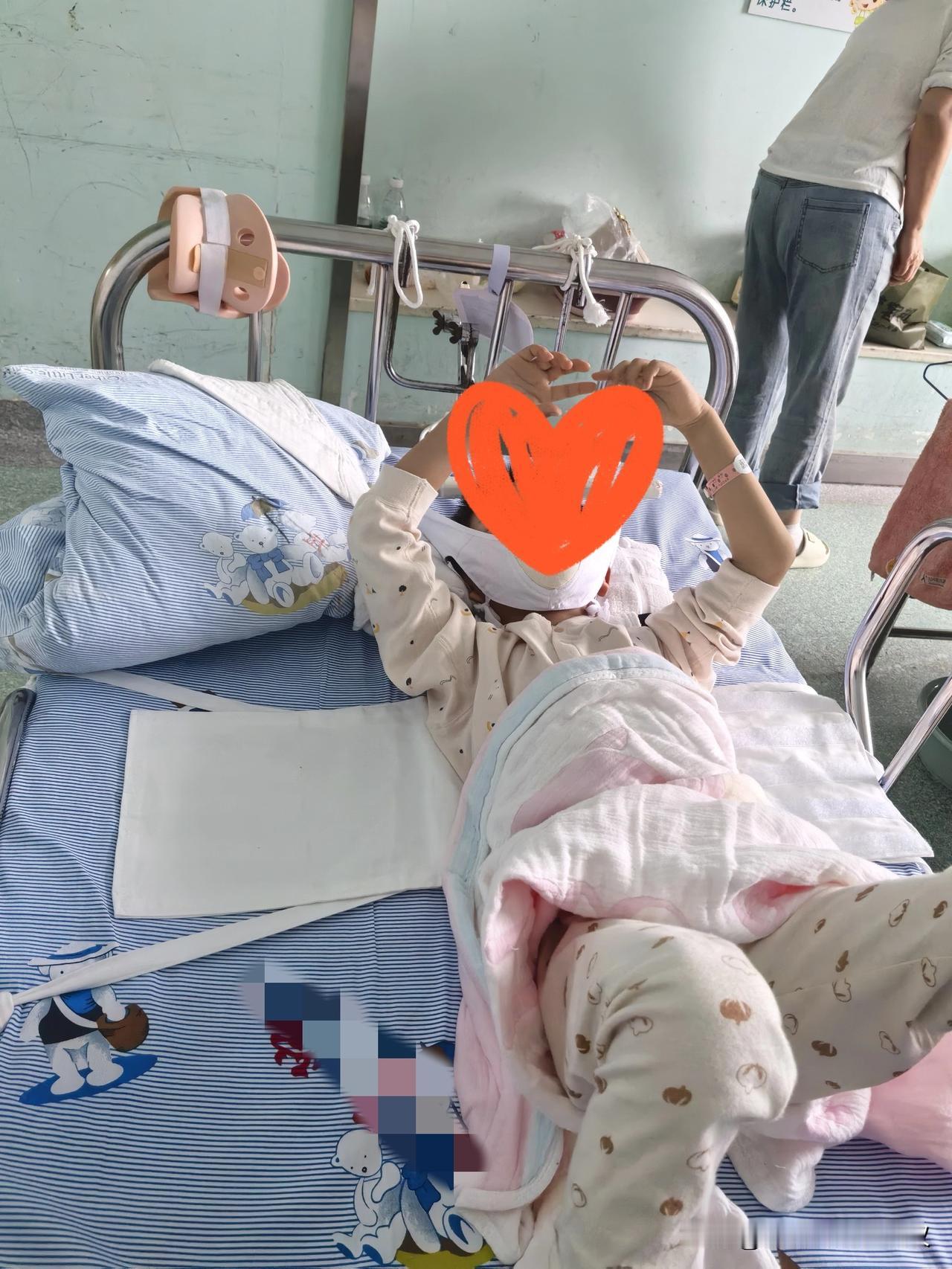 今天上午在医院病房，我洗了孙子小柚子的衣服去晾，发现凉晒区的杆子上挂着一个泡沫饭