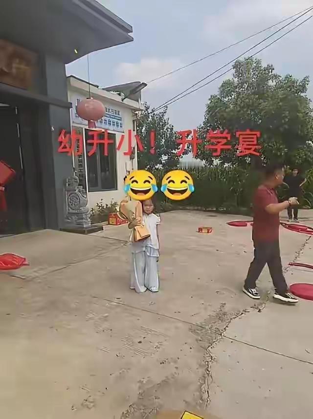 前天去吃了一场恶心的升学宴，主办方家的孩子不是考上了大学，也不是考上了研究生，而