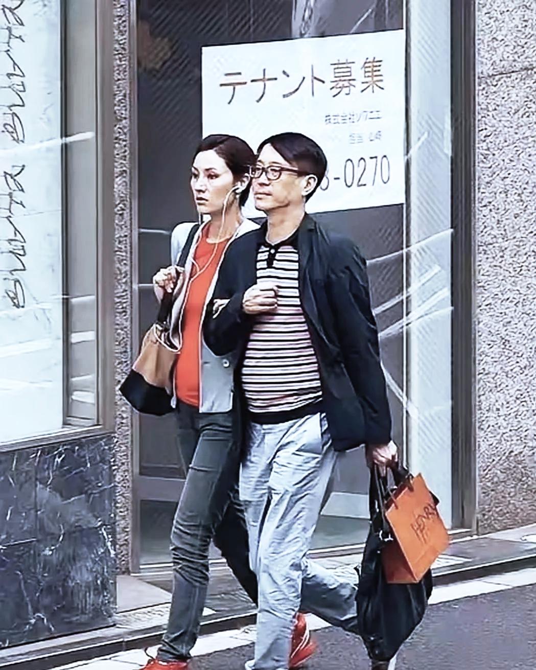 李嘉欣icon与丈夫现身日本icon街头，昔日女神尽显路人姿态。