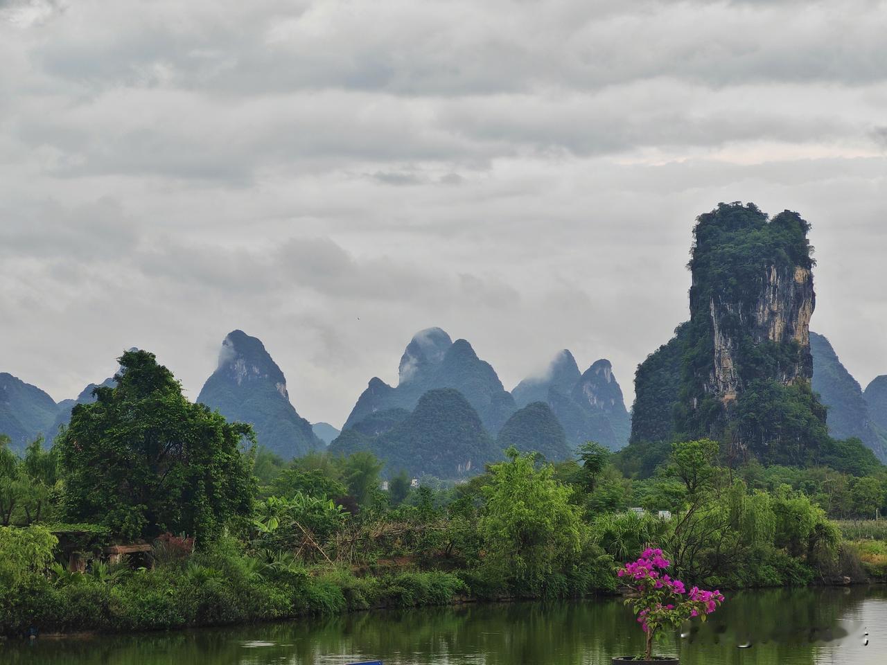 《阳朔十里画廊》分布在柏油路两侧一座座大大小小的奇峰，拼凑出了阳朔十里画廊。