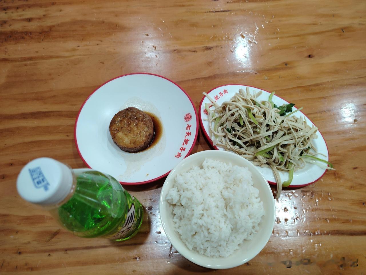 这简单的晚饭组合还挺接地气。8元的小盘干豆腐丝，清爽可口，是下饭的好菜。老济南