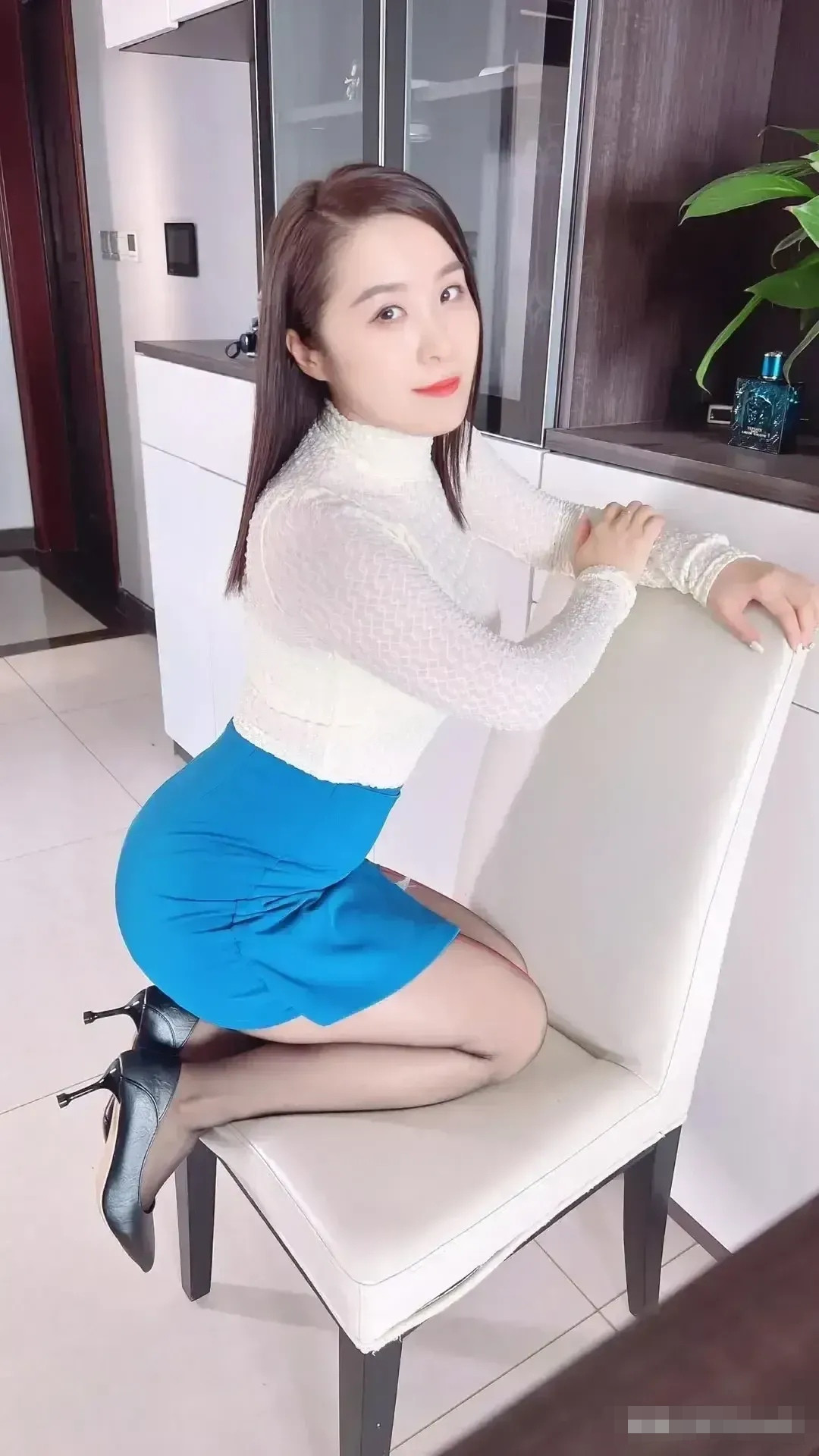 轻熟风穿搭分享白色蕾丝的高领上衣搭配宝蓝色短裙，搭配黑丝与黑色高跟鞋...