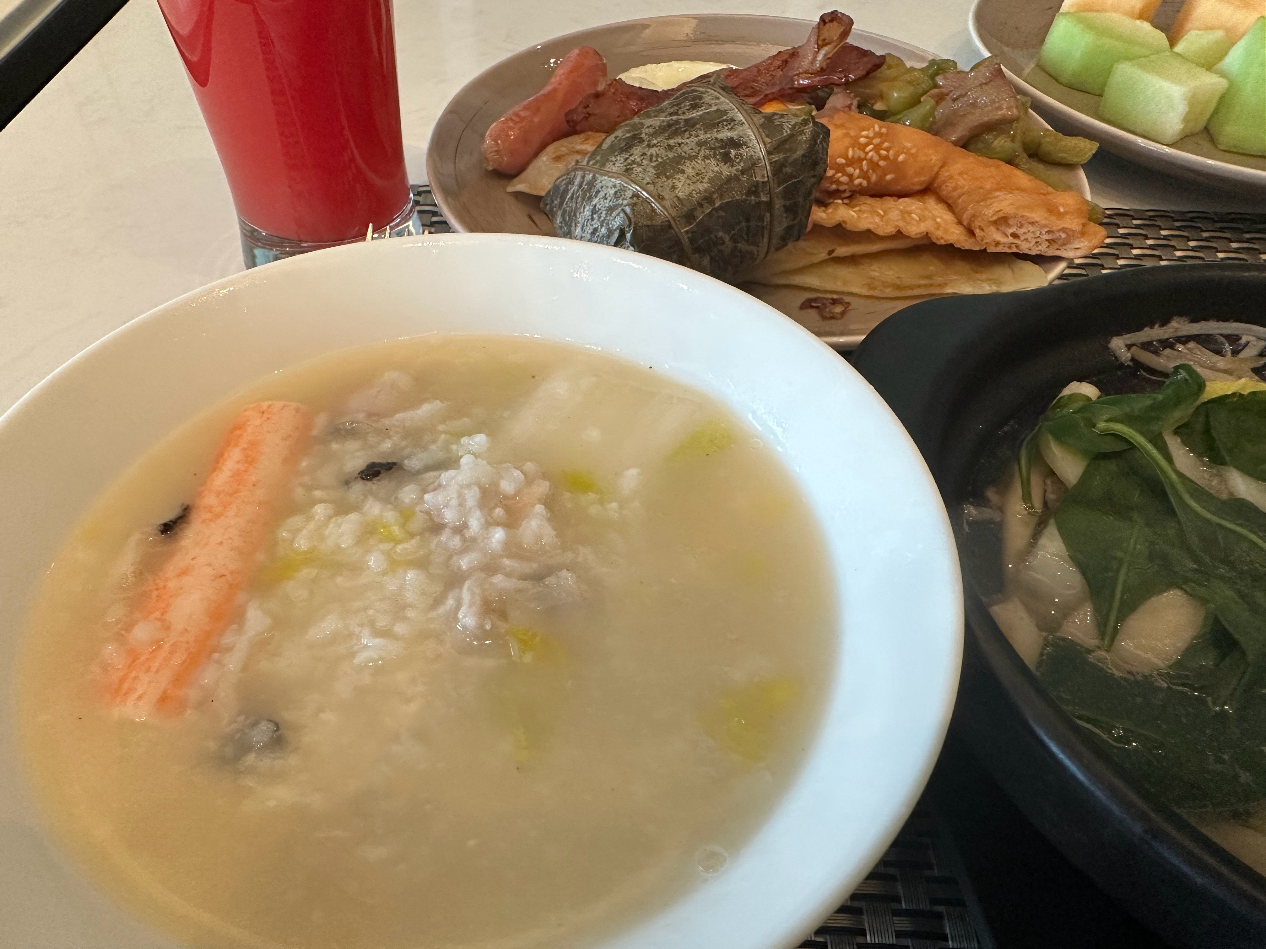 广东在吃这方面还是太权威了，一个酒店的自助早餐，生滚粥竟然煮的这么好吃！​​​