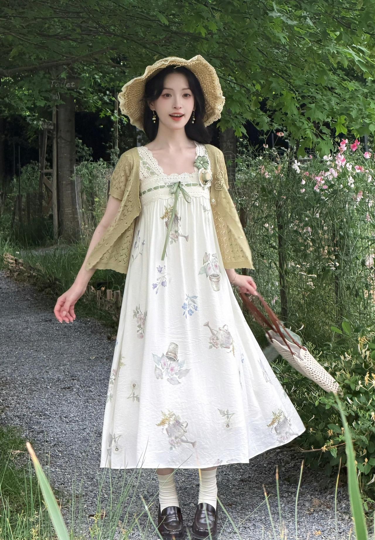 米杏色碎花长裙自带慵懒感，方领+蕾丝边温柔得要命。单穿是法式少女，配上镂空短开衫