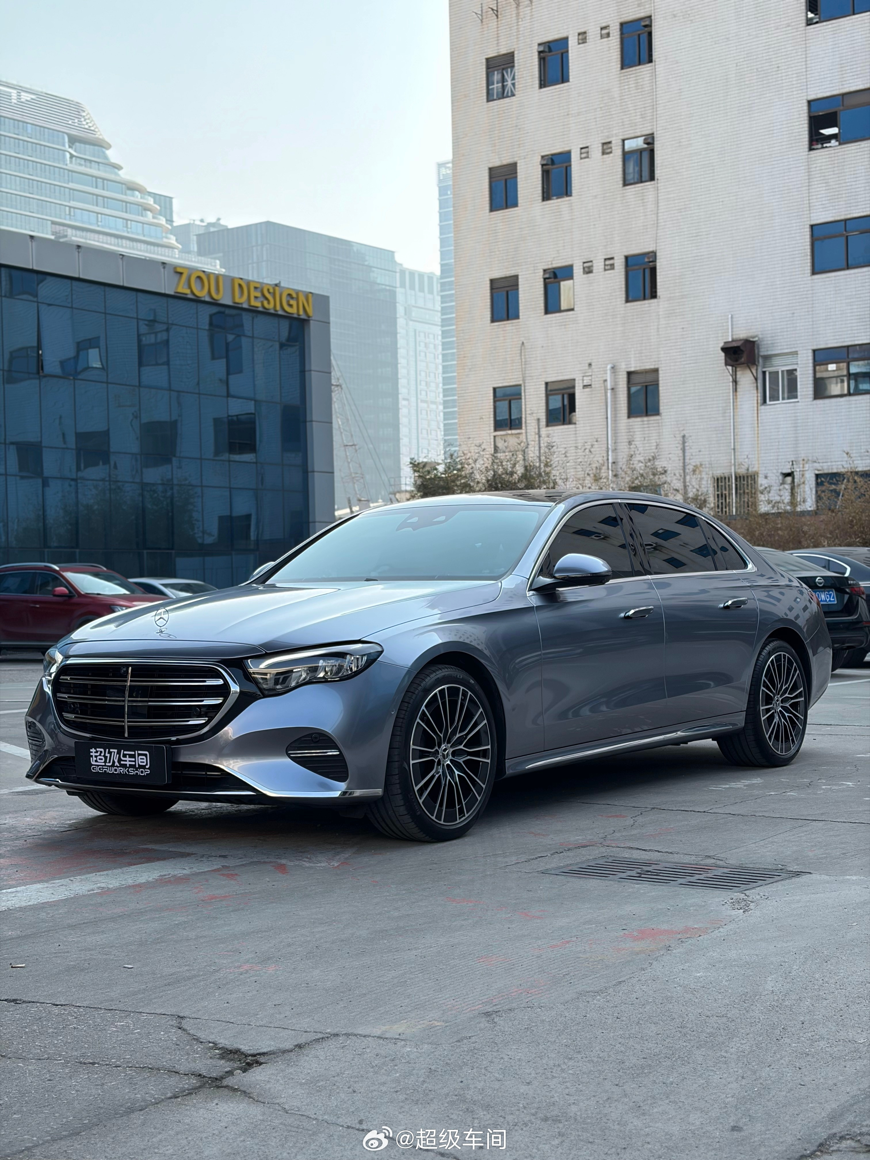 奔驰E300L｜水光银水光银在阳光下轻轻荡漾，像平静湖面泛起的细碎波纹🪞💧低