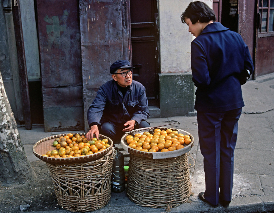 1970s，街头卖橘子的老大爷。