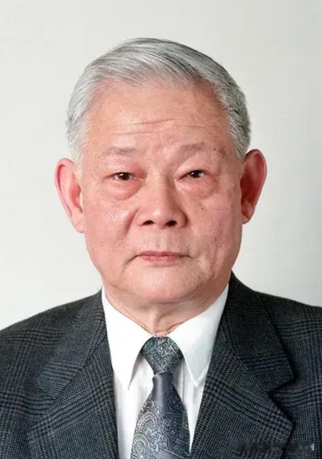 他25岁曾任沈阳第一机床厂厂长。57岁调任广州市市长。60岁任广东省省长，坚定不