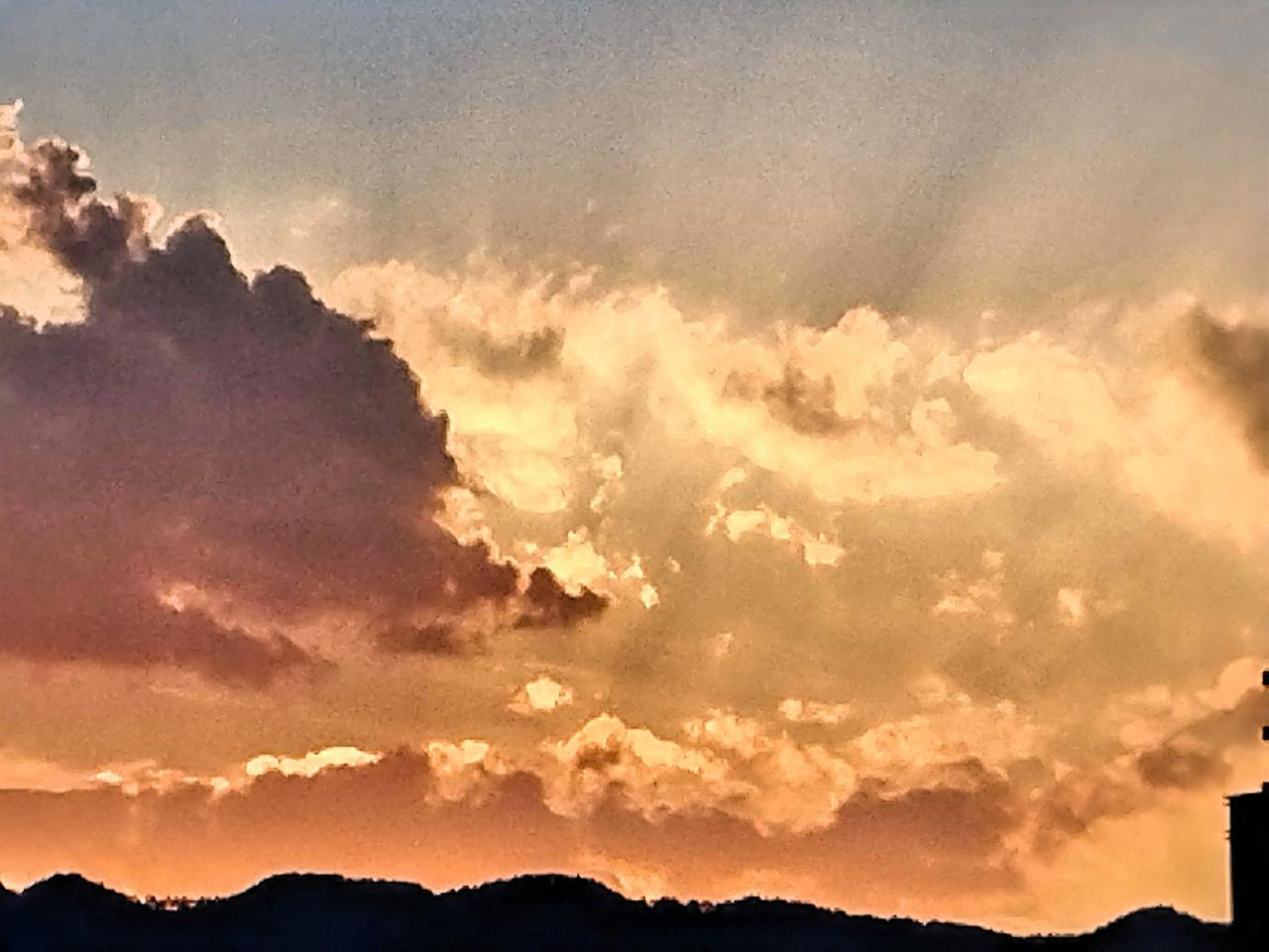 夕阳西下，云海翻滚，美不胜收！