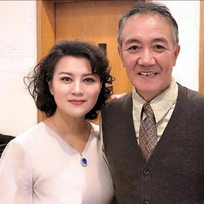 李幼斌前妻离婚拿走了860万，十年后钱花光了，你猜她在哪？没人能想到，不是豪宅，