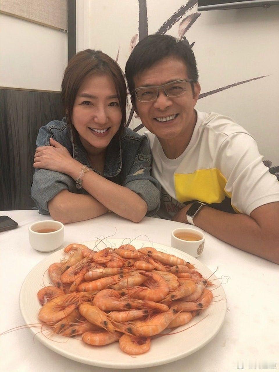 59岁关宝慧圣诞晒豪宅大餐笑容满面，竟亲密称呼影帝袁富华“老公”！任达华刚爆料她