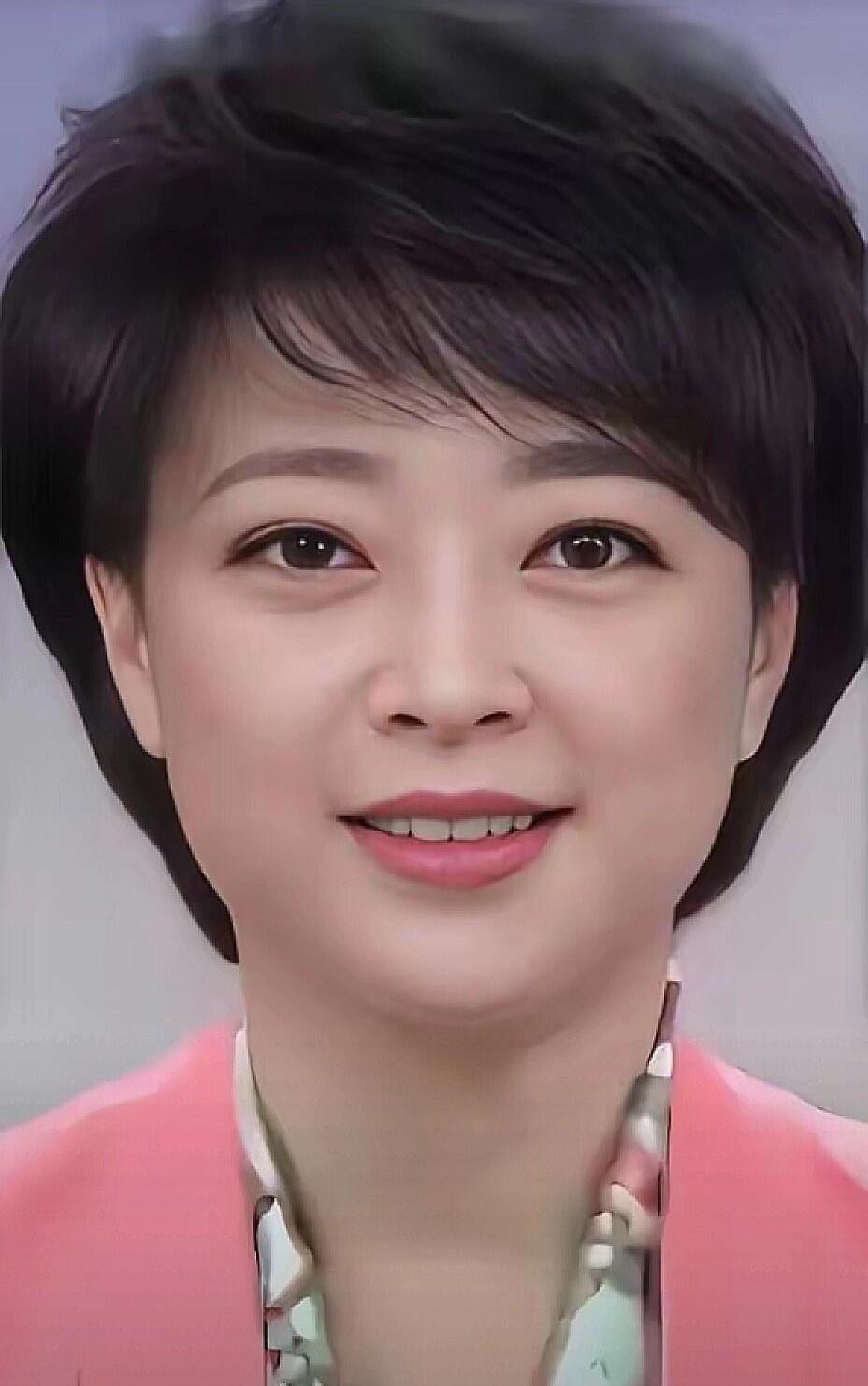 央视的美女主持人果然好看啊，她不仅主持节目功底好，落落大方，而且容貌特别的端庄，