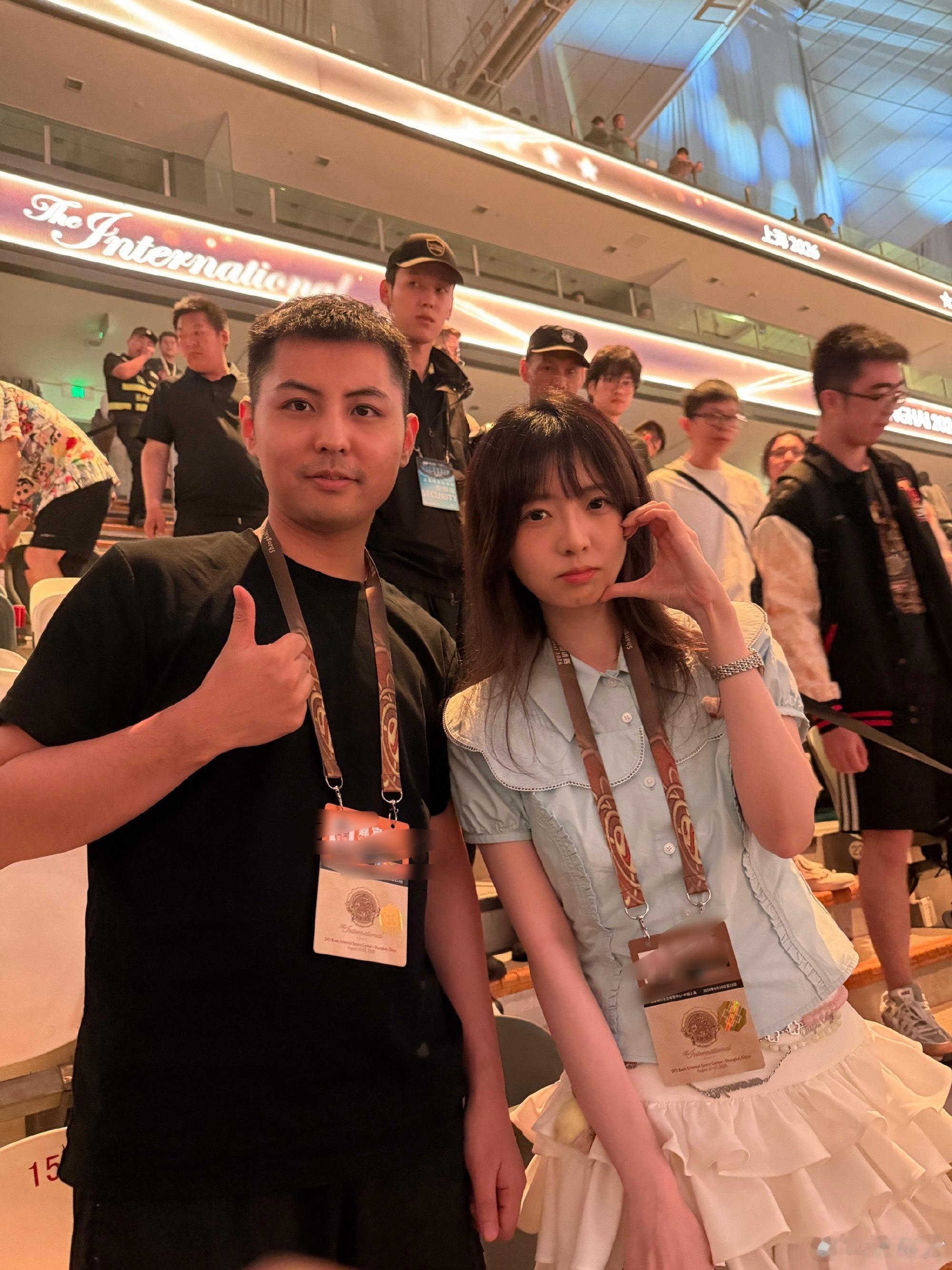 和孔慈合影了，有感觉吗！上斗鱼看ti2026ti2026决赛日DOTA2ti20