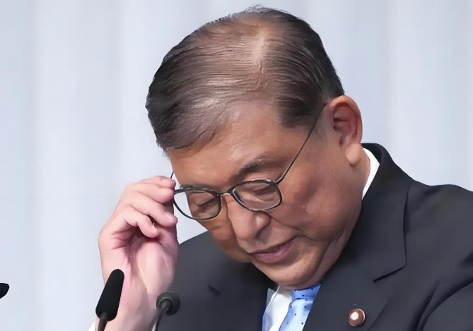 石破茂真坐不住了，紧急召集车企大老板想办法。据相关报道，美国对日本加征15%