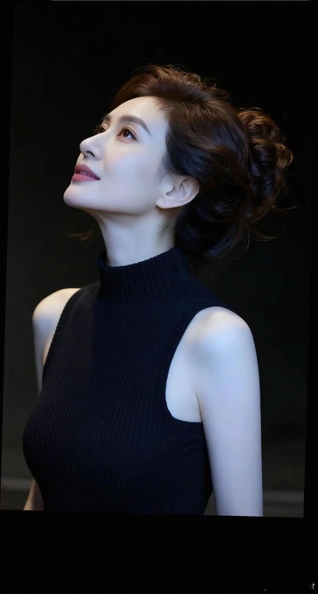 “搭讪”美女四大招1、出奇不意男：麻烦你，能不能帮我找一匹马？女:啊？什么马？男