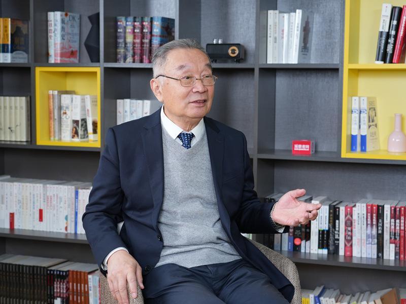 温铁军这话太到位了！农民原本花30万能住上三层小楼，八九万就能开上车，日子滋润得