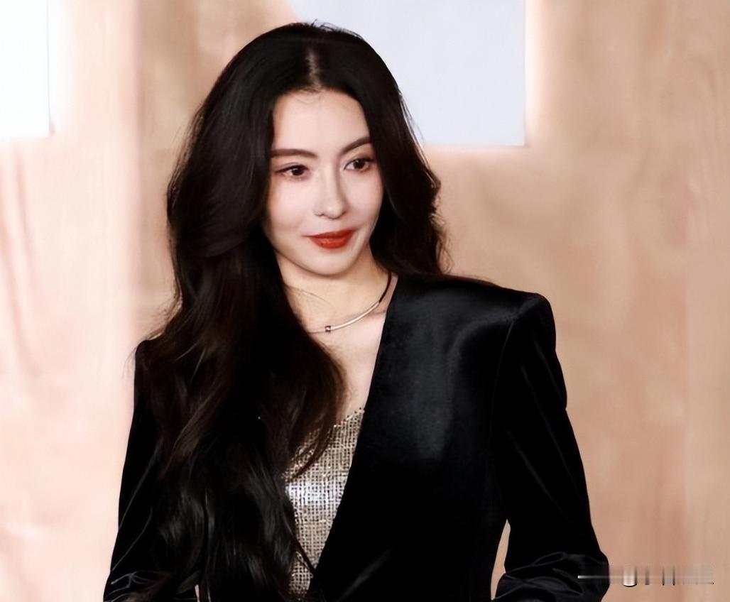 说实话我认为张柏芝最让人佩服的事不是年轻时的美貌，也不是拿了多少影后，而是她