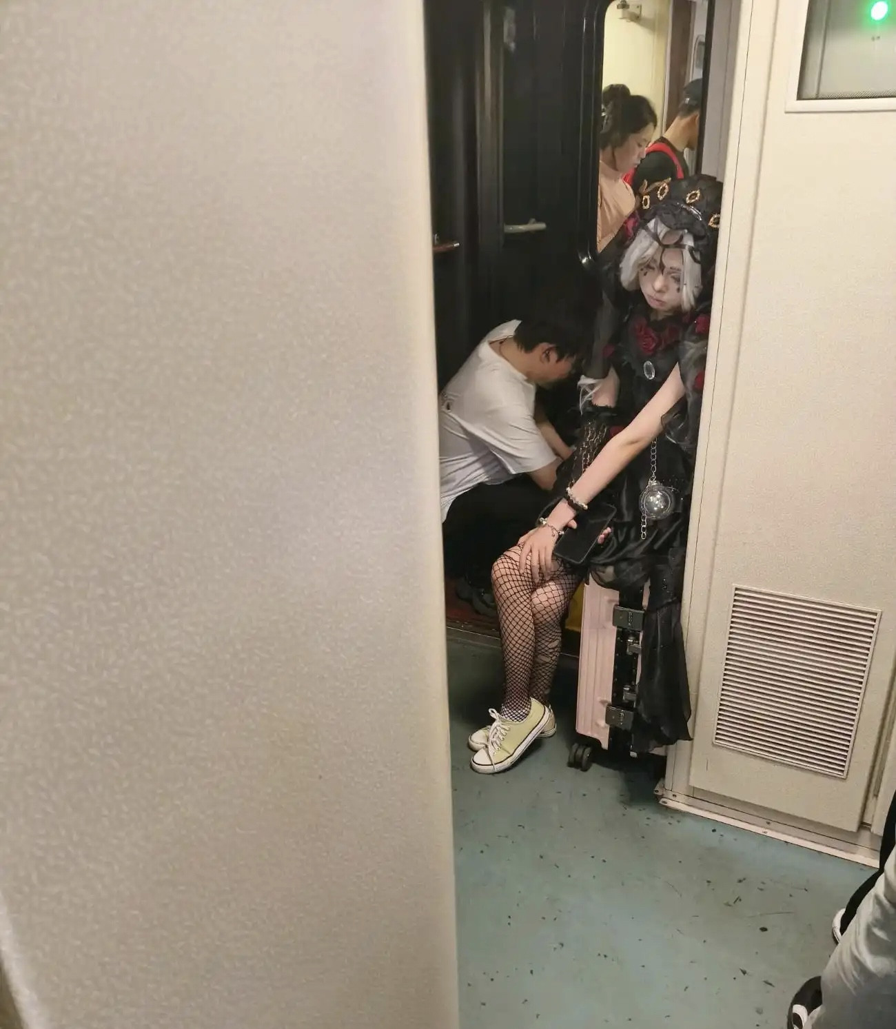 原来这种渔网袜，里面还要再穿一双啊