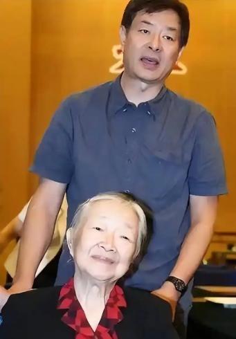 一根布带，系住94岁母亲的夜路，也系住一个儿子的后半生：72岁濮存昕辞去职务、推