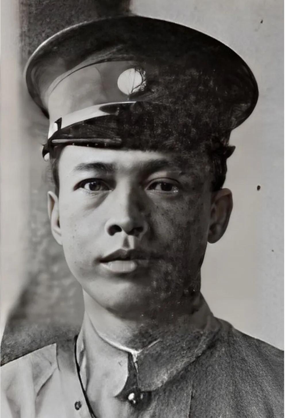 军官陈济棠看上了戏子莫秀英，直接上门求亲。莫秀英没躲，也没迎，只是淡淡地看着