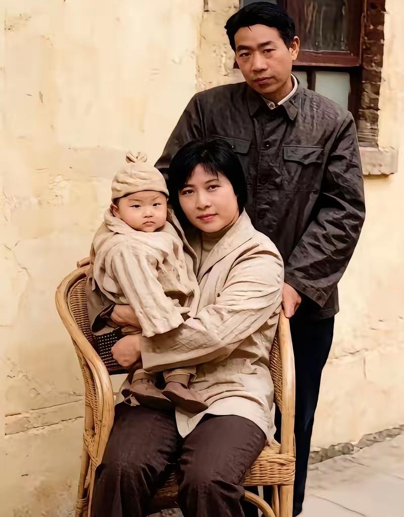 也不知道神通广大的网友，在哪找到了这张照片照片中的男子是后来的文坛大佬，椅