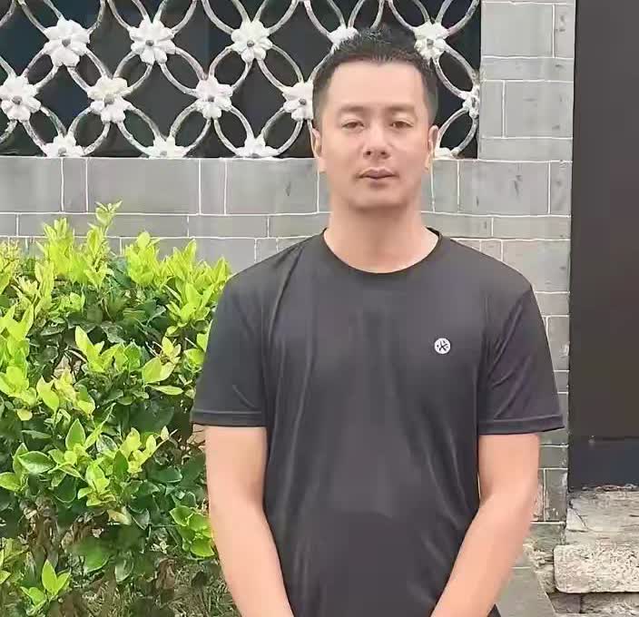 四川，一位出租车司机夜间接到一位男乘客，10块钱的车费，乘客在扫码支付后，却响起