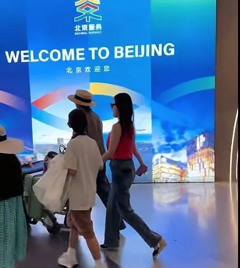 近日，多次被网友偶遇的霍思燕一家结束三亚假期返回。此次度假中，二胎女儿的首次正