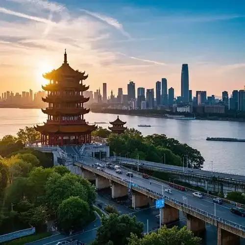 江城奋进，岁末华章，在时光长河中，2025年的武汉，宛如一幅徐徐展开的壮美画卷，