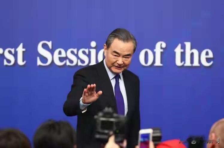 太燃了！委内瑞拉刚给中方打完求助电话，大批中国军舰就火速驰援，全程护航委方油轮出