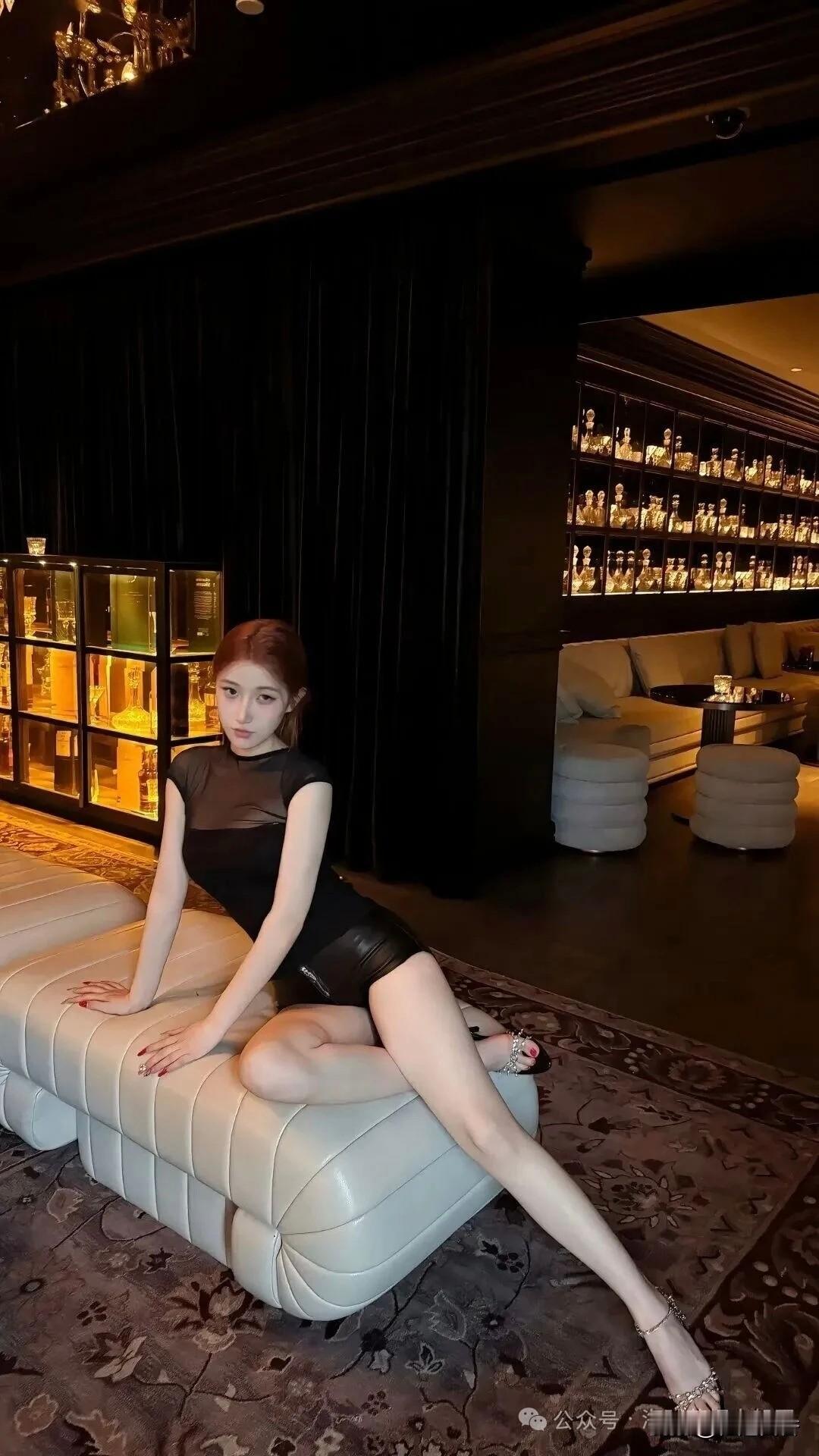 优雅酒吧之夜，红发美人与香槟相伴女人穿裙子配什么鞋显得更有品味?