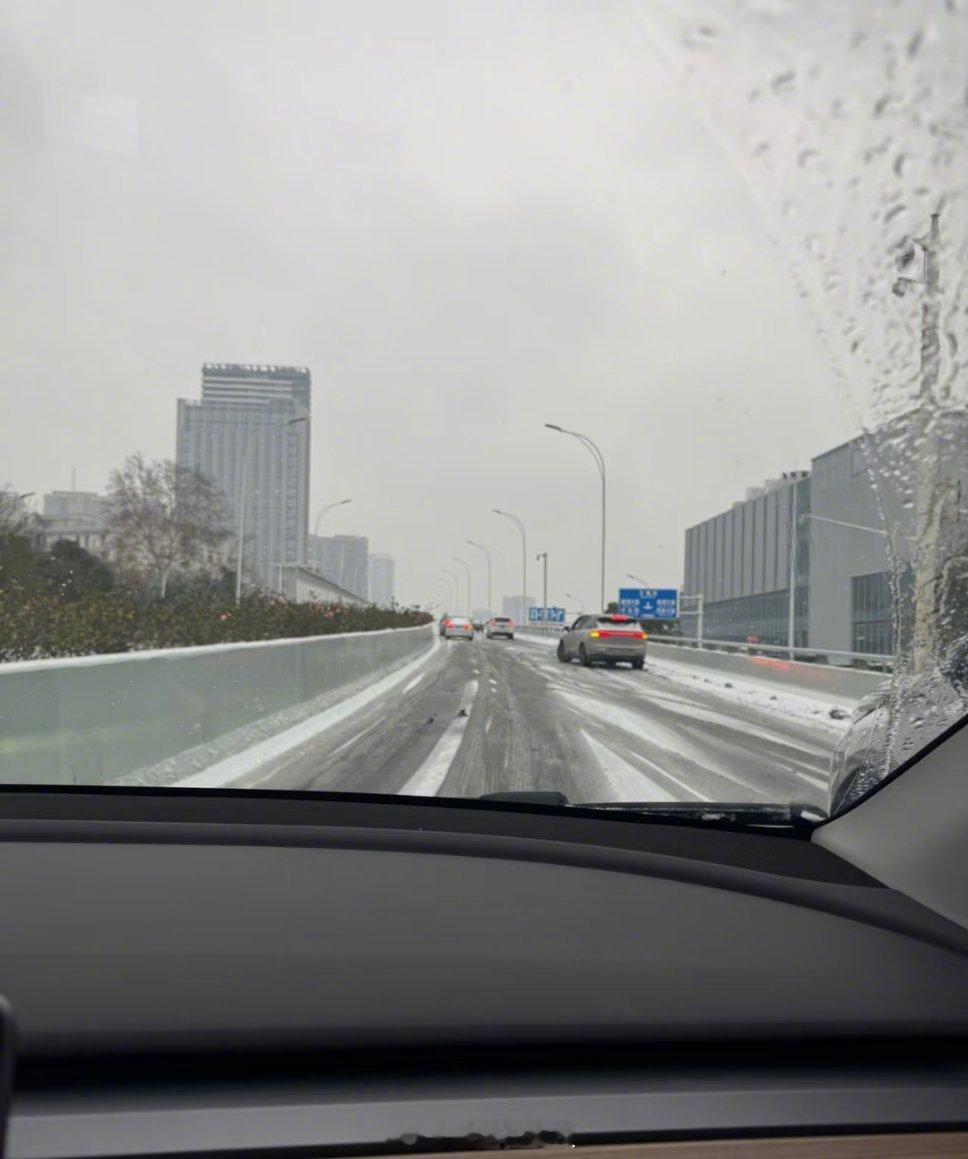 武汉武汉下雪之后的绝望坡武汉中到大雪今日继续武汉