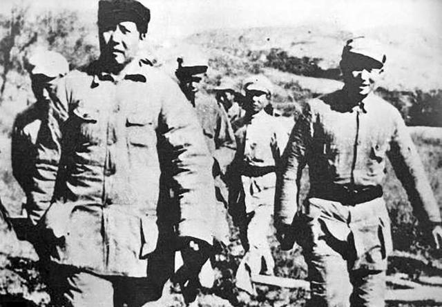 1943年，毛主席到南泥湾视察，王震激动不已特意用烧鸡款待。毛主席吃的非常高兴，