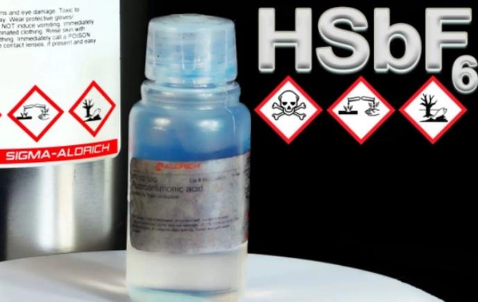 世界上最强的酸是氟锑酸。浓硫酸对有机物有极强的腐蚀性，王水连黄金都能溶解，更强的