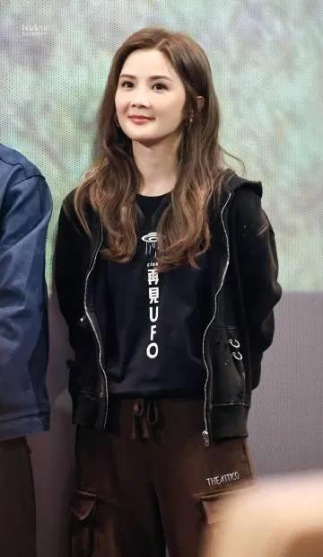 蔡卓妍的私服太会玩配色了✅黑色做旧外套内搭黑T，层次感十足。棕色工装裤提亮整