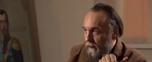 昨晚圈内聚会，一位跑国际时政的老编辑抿了口茶，压低声音跟我聊起最近这档子事，说：