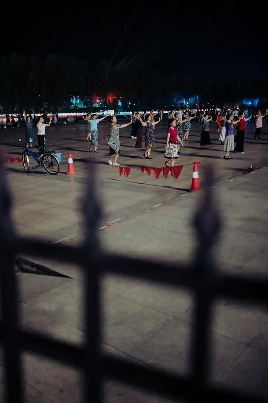 很多中老年人迷恋广场舞，原因还挺多。从健身角度看，中老年人身体机能下降，像颈椎、