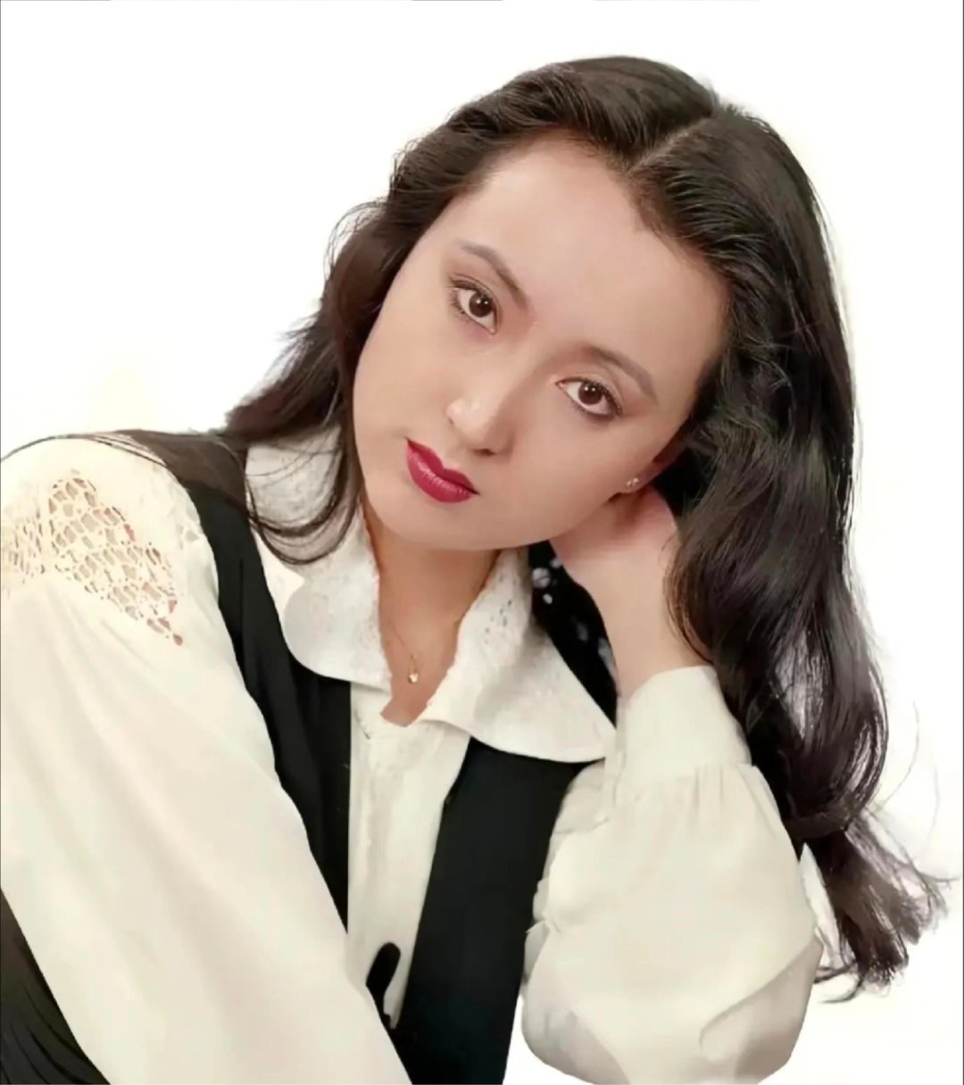 时尚是个轮回，林妹妹～陈晓旭放到现在也是好看得[比心][比心]。​