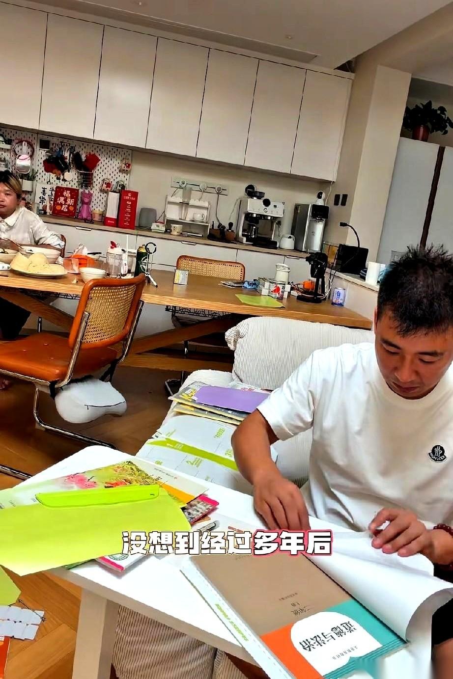 开学第一天，亲爹在几百公里外的杭州扯着嗓子开直播。而陪着儿子睡觉、大半夜挑灯包