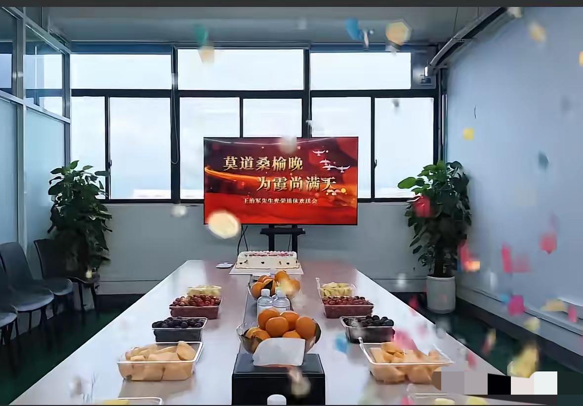 张雪机车核心动力研发负责人王治军退休，张雪亲自参加仪式，一起切蛋糕，赠送纪念币，