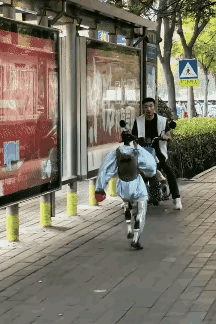 看到这图我笑喷了，机器人径直冲向骑车人，这画面跟科幻片似的。想象一下，男子骑电动