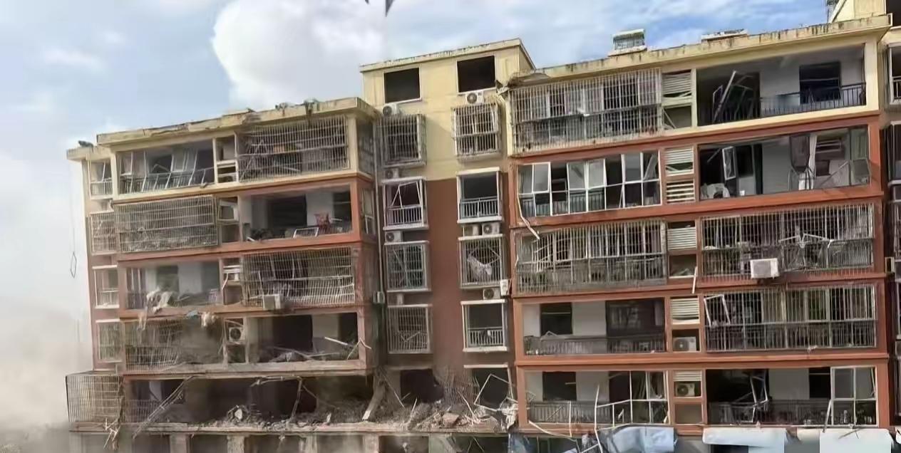 临沂那声巨响过后，人算是抬出来了，可住在那几栋楼的人，心彻底悬着了。好端端在