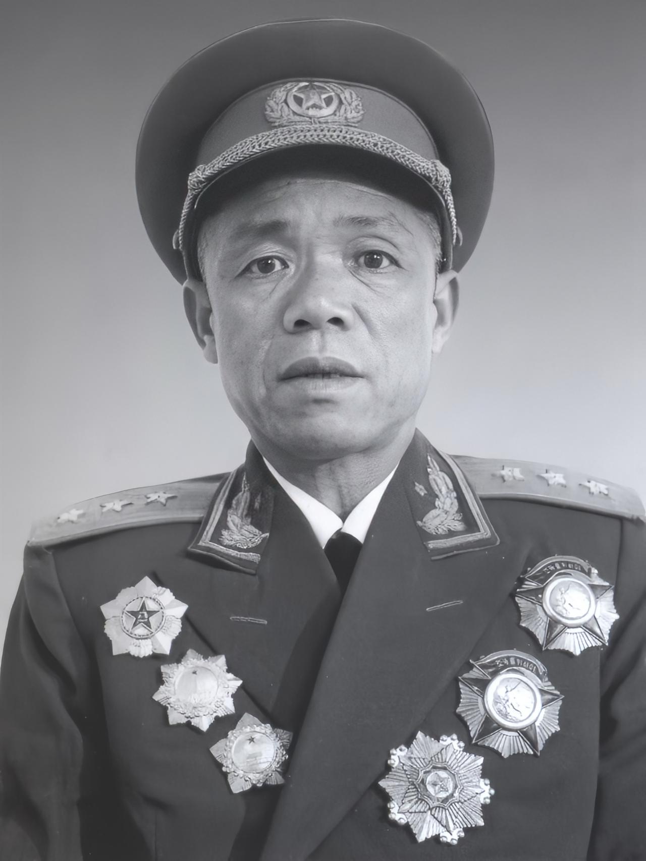有人冲击福州军区机关，身为司令员的开国上将韩先楚，日子很不好过，上面有命令，不能