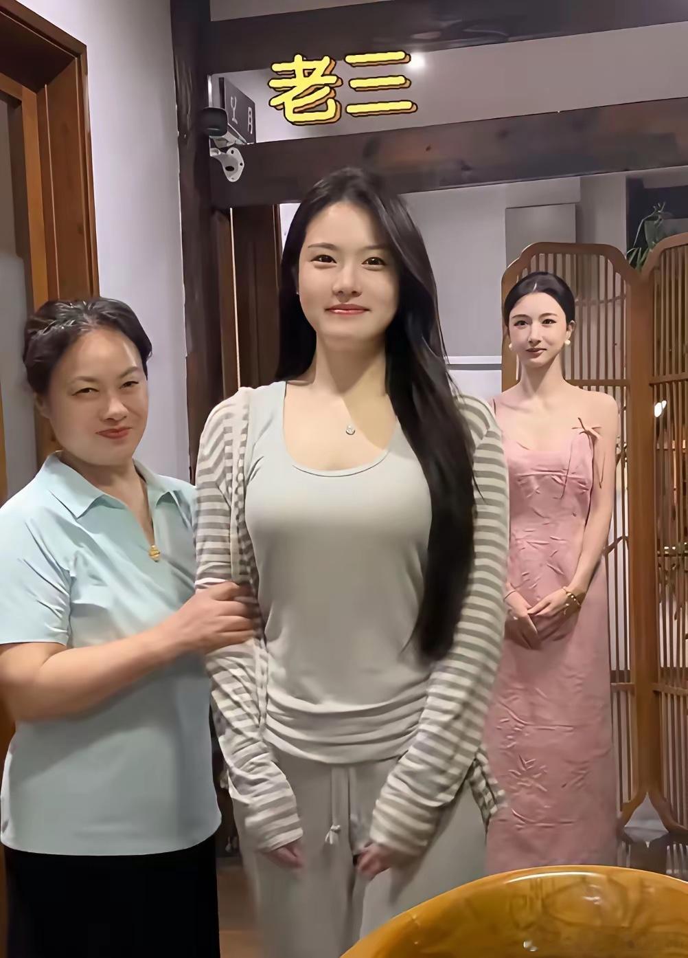 妈妈带着女儿相亲，这可怎么选，每一个都有自己的魅力！我相信百分之九十九都会选3号