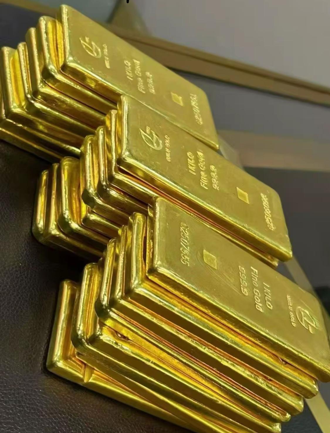 看了昨晚的金价，我是彻底睡不着觉了！白天还是1116一克，现在直接瀑布跌到111