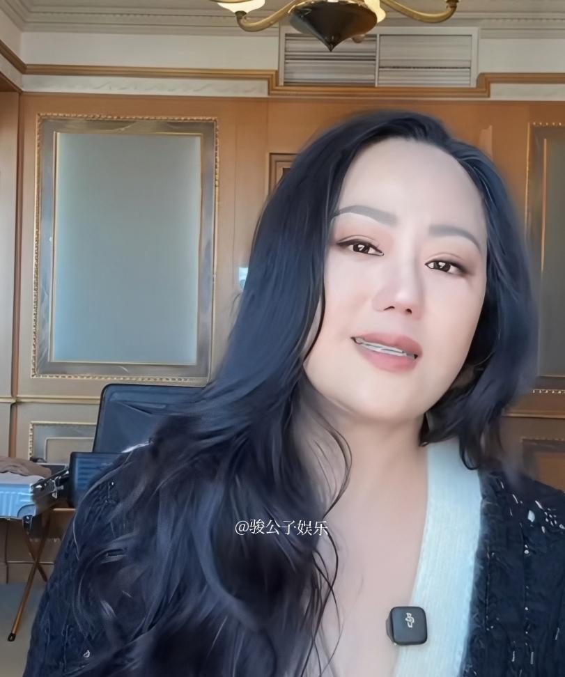 终于有人说了，运动是件痛苦的事情[笑着哭]章小蕙被团队逼着运动，还给她请了私教。