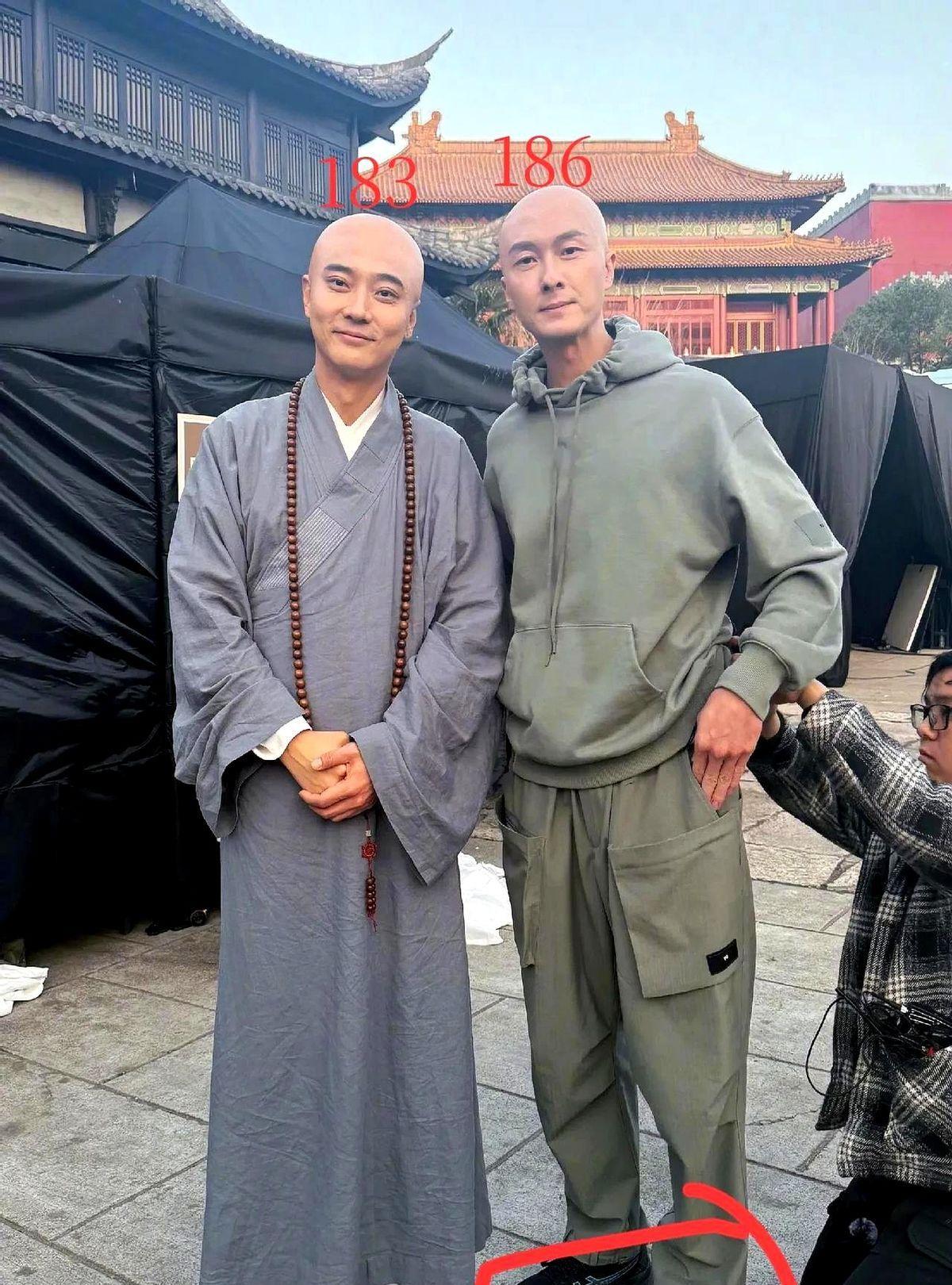 现TVB第三高度的王浩信和183的张丹峰对比，鞋子厚度增加了差距。现在王浩信接