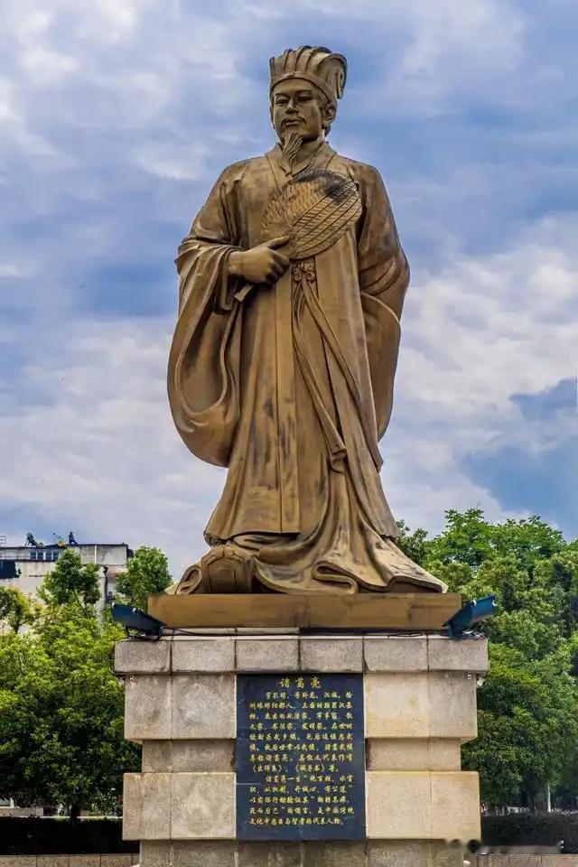 我认为诸葛亮三国风云千载，曹操与诸葛亮皆是青史留名的传奇人物。世人皆赞曹操雄