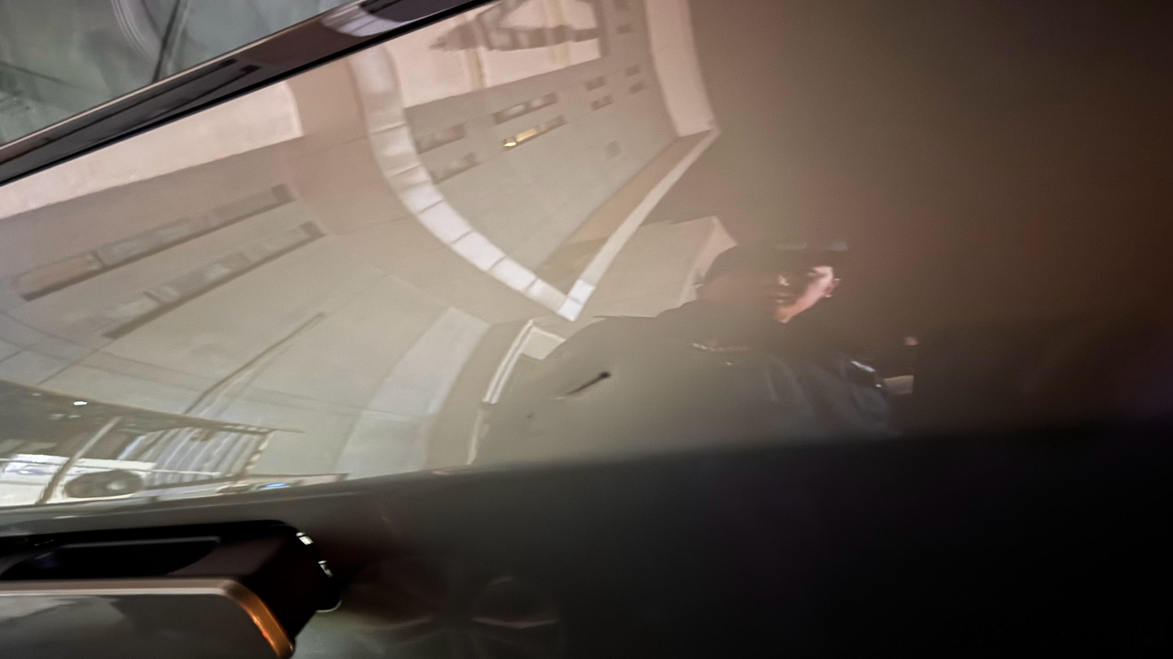 第一次感受到开门杀的威力被后门小朋友双手助力了一把岚图那么硬的车门都凹了…好心疼