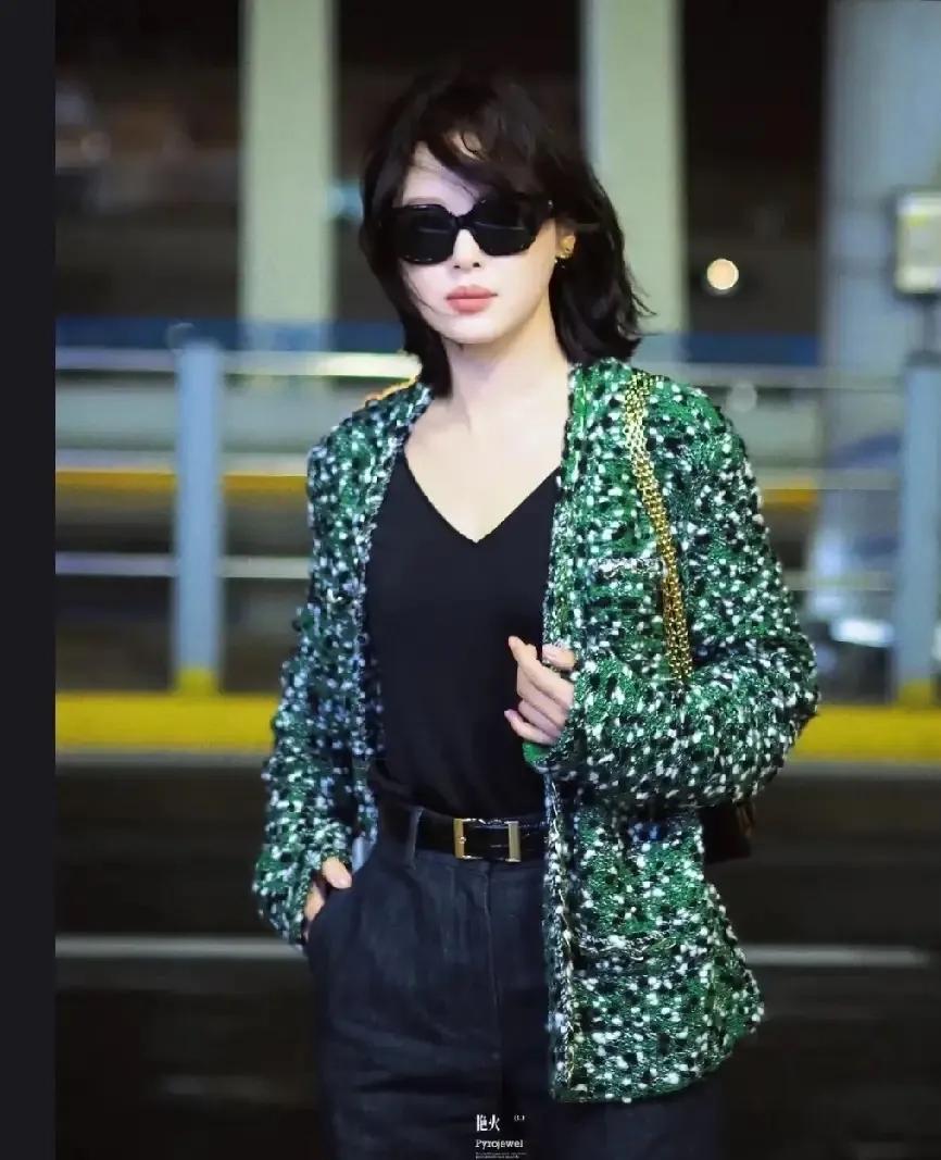 辛芷蕾这套私服真的很值得参考！绿花呢外套搭配黑上衣牛仔裤，配色大胆却不浮夸。