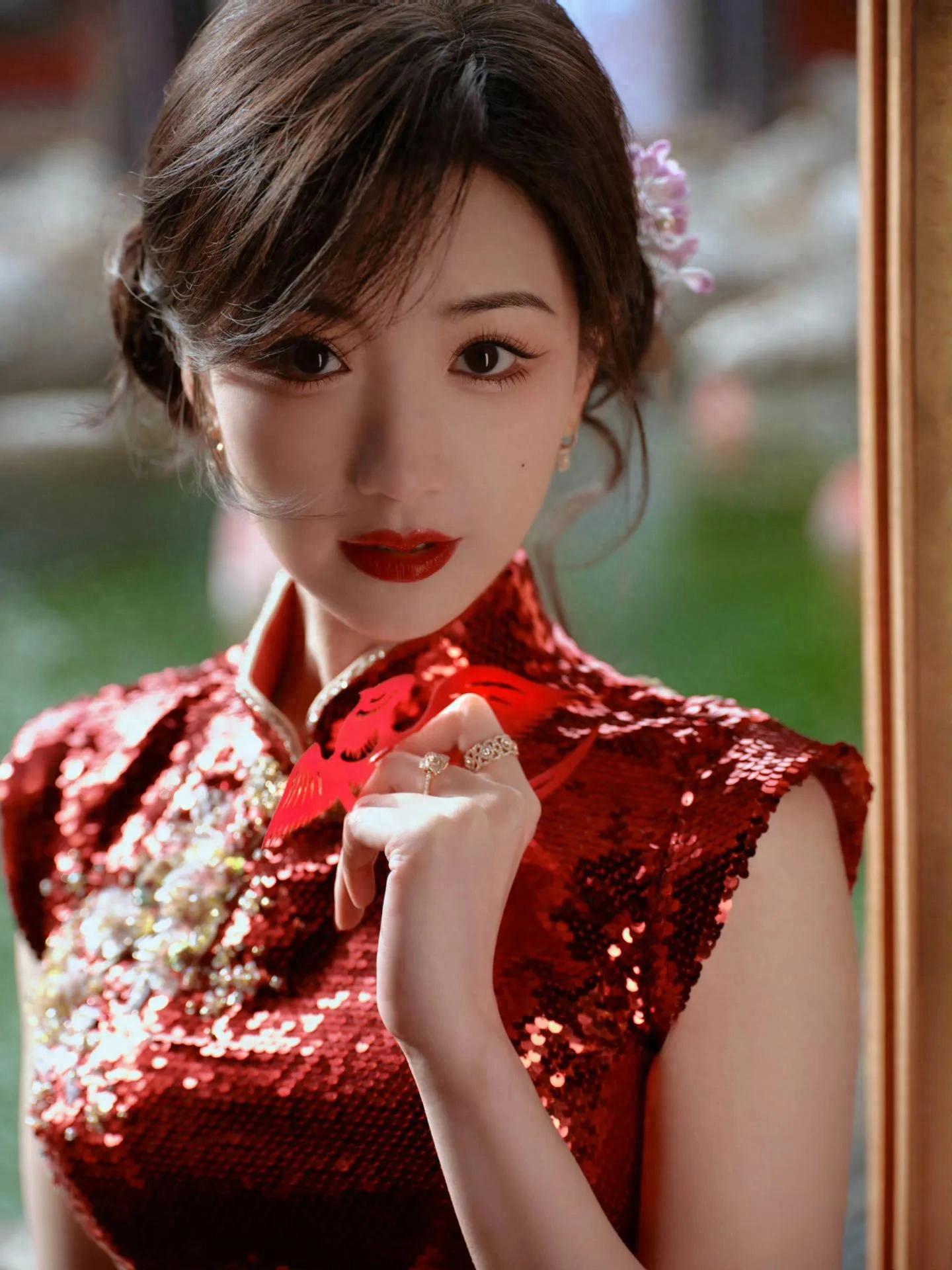 毛晓彤双丸子戴非遗绒花：东方美人，传统浪漫！